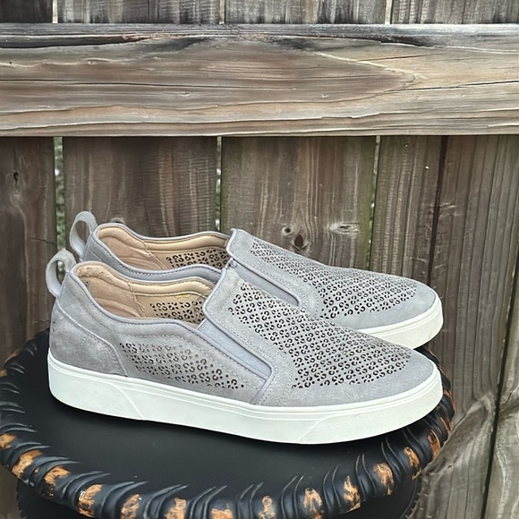 Vionic ‘Kimmie’ perforated sneaker, size 11 - Picture 2 of 8